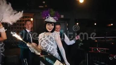 复古主题派对-年轻人玩得开心跳舞-一个女人拿着一瓶巨大的香槟，放着烟火